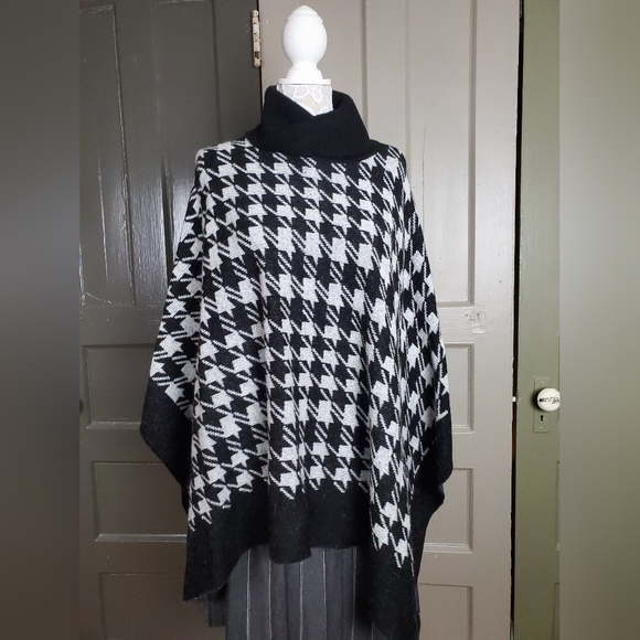 Ann Taylor Sweaters - NWT Ann Taylor Mohair Blend Black White Houndstooth Poncho Sweater S / XS